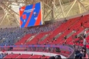 已经变身红色海洋!国足杭州主场已摆满了写有“中国”字样助威服